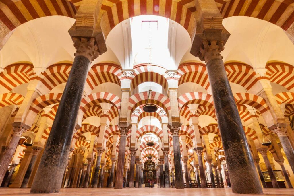 Interno della Moschea-Cattedrale di Cordoba con archi rossi e bianchi