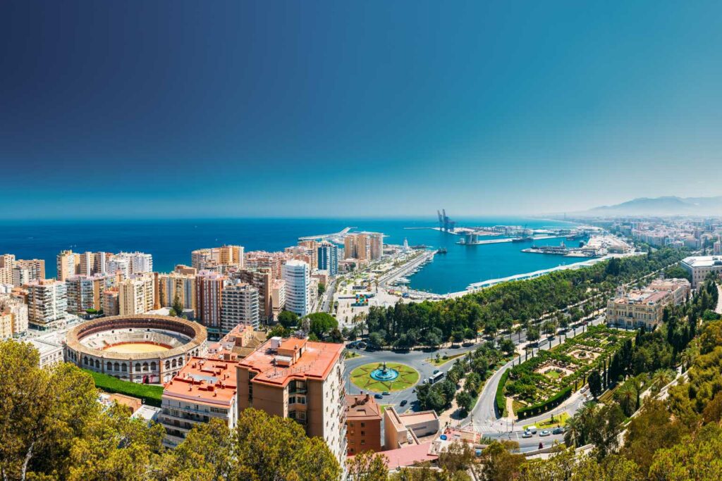Panoramica di Malaga con il porto, l’arena e il mare della Costa del Sol